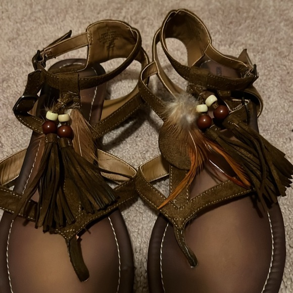 MOSSIMO Supply Co Tassel and Feather Sandals with 1 inch heel - Picture 2 of 7